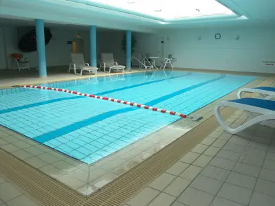 Schwimmbad und Sauna im Haus
