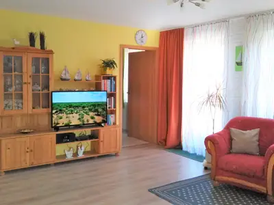 Es erwartet Sie ein gepflegtes, stilvoll eingerichtetes Wohnzimmer ..