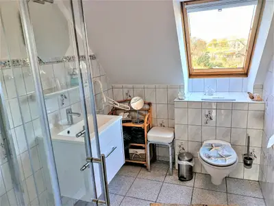 .. und das helle Bad mit Blick über die benachbarten Felder