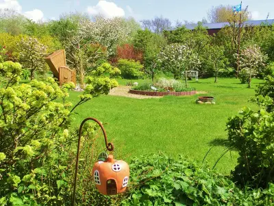 Ein weitläufiger, üppig bewachsener Garten ...