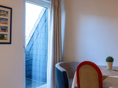 Wohn-Schlafraum mit Zugang zum Balkon