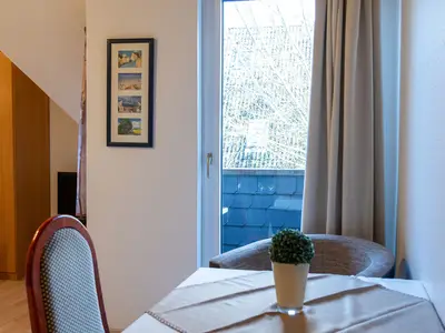 Wohn-Schlafraum mit Zugang zum Balkon