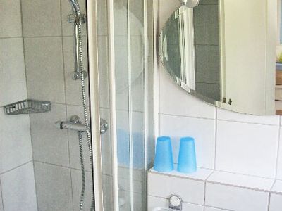 Zweites Badezimmer mit Dusche