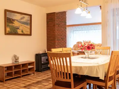 Eingangsbereich mit Essecke und Zugang zum Wohnzimmer