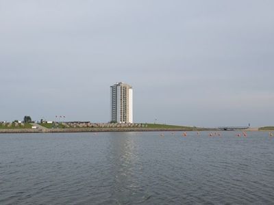 Das Hochhaus vom Watt aus betrachtet