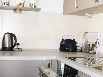 separate Küche mit Spülmaschine