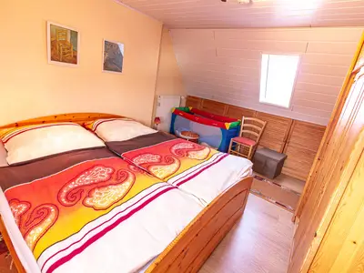 Schlafzimmer mit mobilem Kinderreisebett