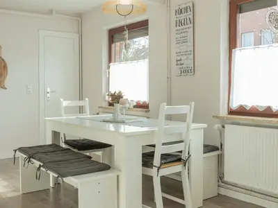 Küche mit Essbereich und Zugang zum WC