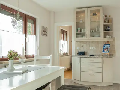 Küche mit Essebereich und Zugang zum Wohnzimmer