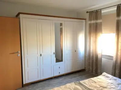 Kleiderschrank im Schlafzimmer