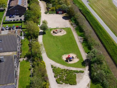 Blick auf den Spielplatz am Haus