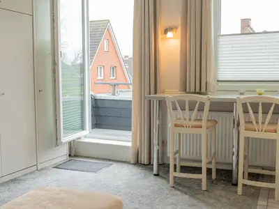 Wohnzimmer mit Zugang zum Balkon