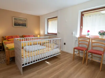 Erstes Schlafzimmer mit Babybett