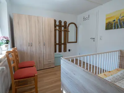 Erstes Schlafzimmer mit Babybett