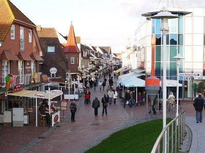 Blick vom Deichaufgang in die Gehstraße