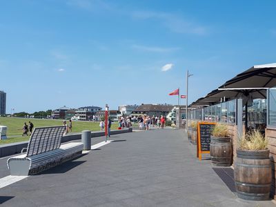 Deichpromenade mit Restaurant und Büsumer Wahrzeichen