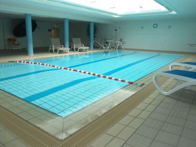 Schwimmbad und Sauna im Haus