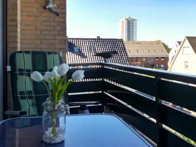 Blick auf das Hochhaus am Deich.