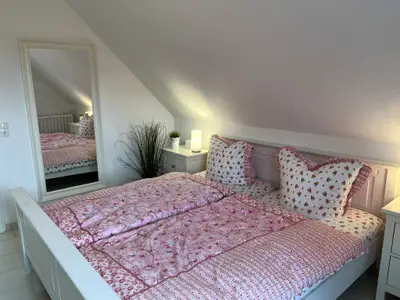 Schlafzimmer mit Doppelbett