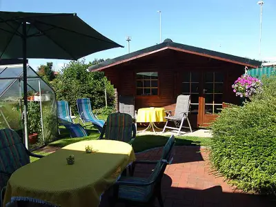 Terrasse im Garten mit Gartenhaus