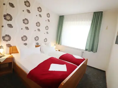 Schlafzimmer mit Doppelbett und Nachttisch