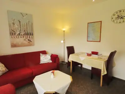 Wohnzimmer mit Couch und Couchtisch. Esstisch