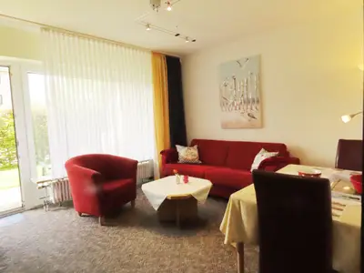 Wohnzimmer mit Couch, Esstisch