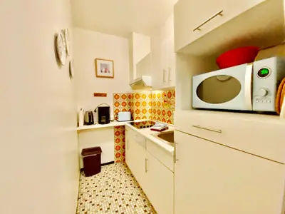 Küchenzeile, ausgestattet mit Kühlschrank, Mikrowelle, Kaffemaschine und Toaster