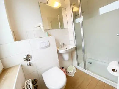Badezimmer mit Handtüchern und Dusche