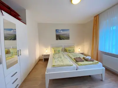 Doppelbett und Schrank