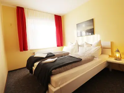 Schlafzimmer mit Doppelbett, Nachttisch mit Tischleuchte
