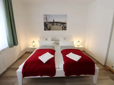 Schlafzimmer mit Doppelbett. Nachttische mit Tischleuchten