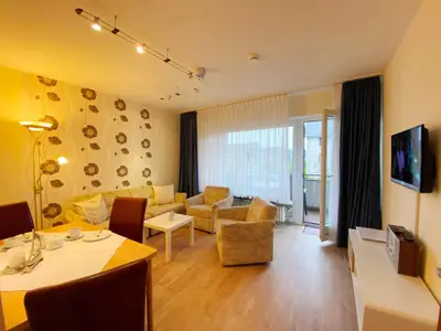 Wohnzimmer, Couch, Esstisch und TV