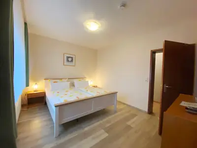 Schlafzimmer mit Doppelbett