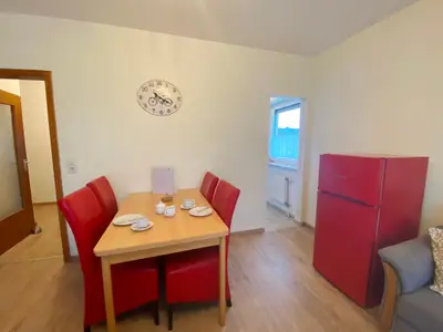 Wohnzimmer mit Esstisch und Sitzecke