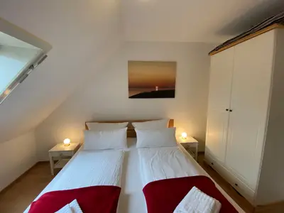 Kleiderschrank und Doppelbett