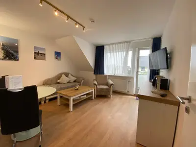 Wohnzimmer mit Couch und TV
