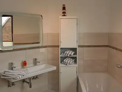 Badezimmer mit Dusche und Badewanne