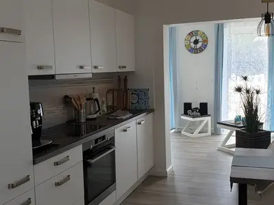 Blick von Küche ins Wohnzimmer