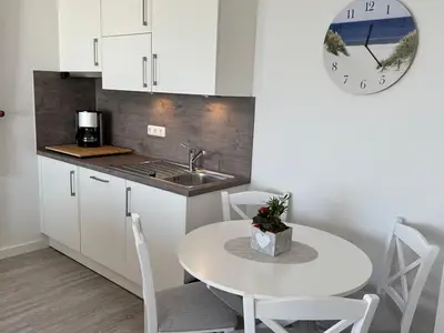 offene Küche mit Esstisch im Wohnbereich