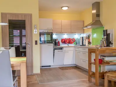 Wohnzimmer mit offener Küche