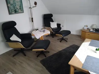 Wohnraum mit zwei drehbaren und verstellbaren Fernsehsesseln