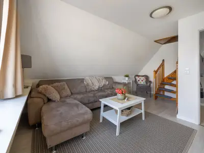 Wohnzimmer mit Treppe in die obere Etage