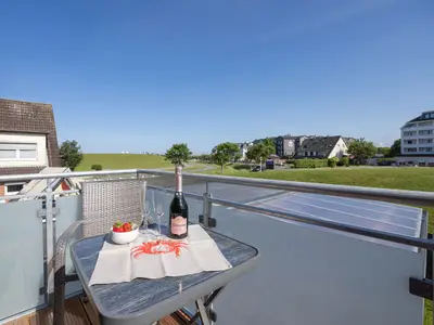 Balkon mit Aussicht auf den Deich