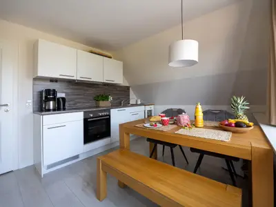 Esstisch und Küchenzeile