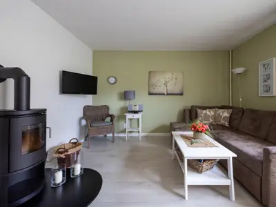 Wohnzimmer mit Kamin und Schlafcouch