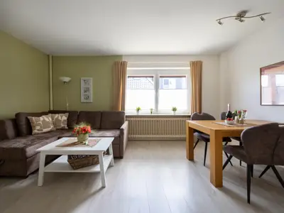 Wohnzimmer mit Schlafcouch und Essbereich