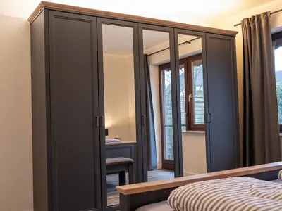 Schrank im ersten Schlafzimmer