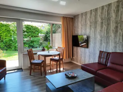 Wohnraum mit Essecke und Zugang zur Terrasse