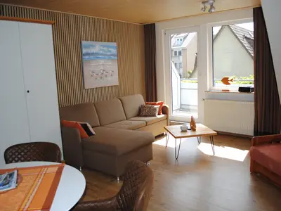 Wohnraum mit Zugang zum Balkon